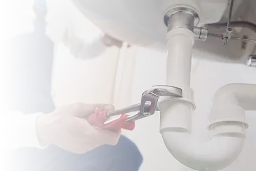 Revisión de instalación de agua en una casa de ciudad real